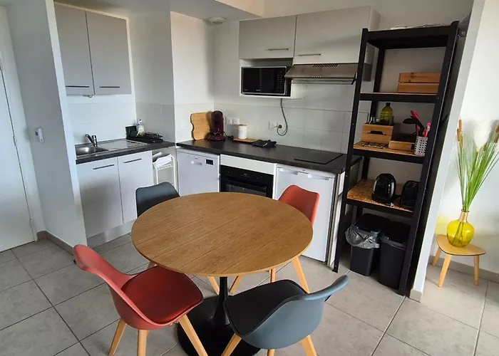 Iconic 652, T2 Vue Mer, Bien Equipe, Centre Port Apartman